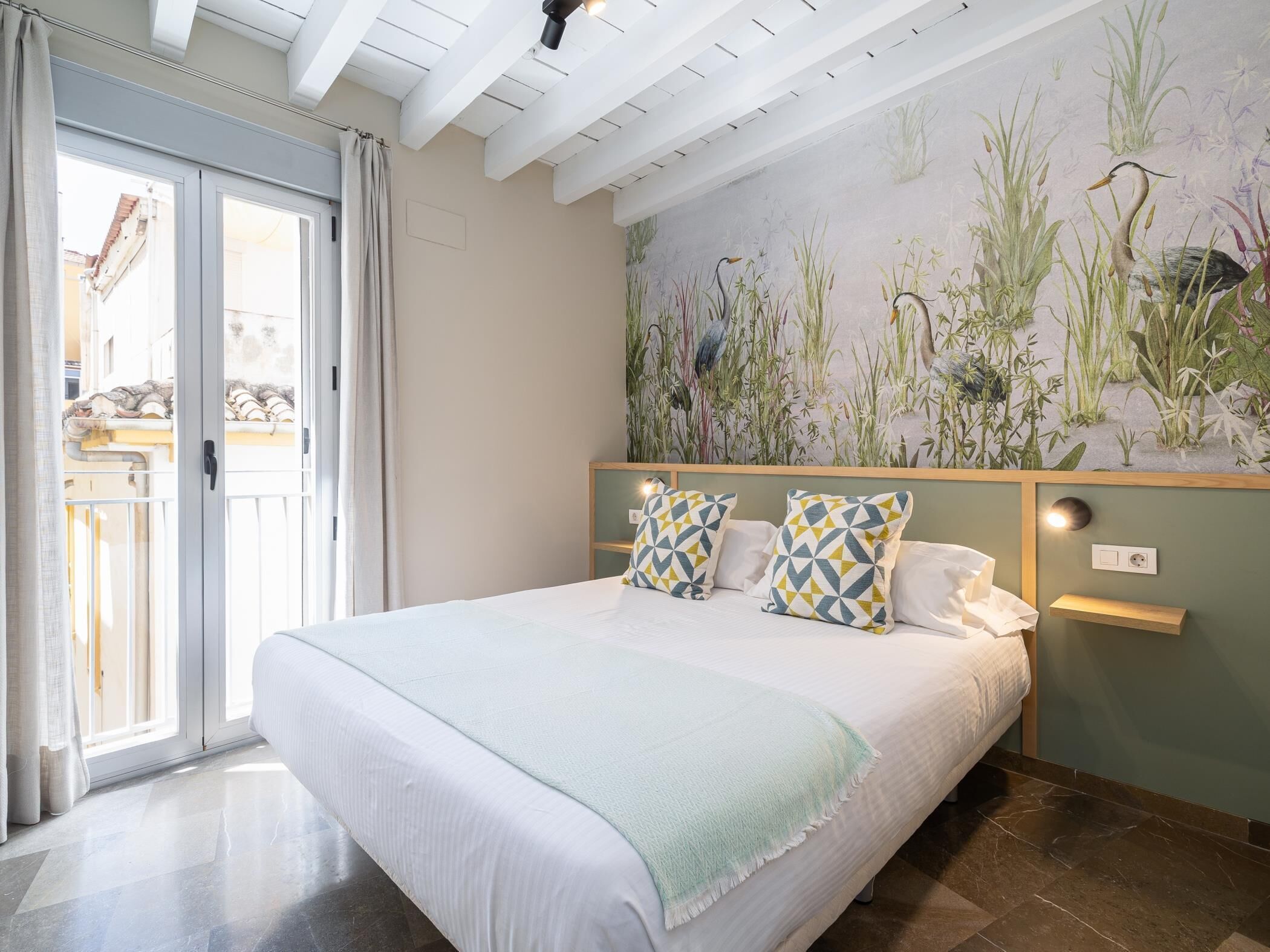 Tabla de planchar con plancha, Internet, ropa de cama