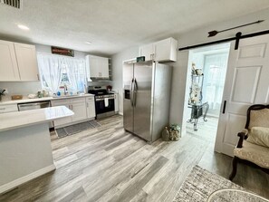 Réfrigérateur, un four, surface de cuisson, lave-vaisselle