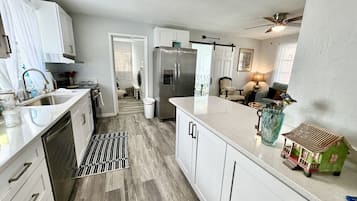 Réfrigérateur, four, plaque de cuisson, lave-vaisselle