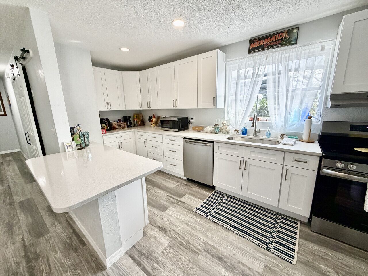 Een koelkast, een oven, een kookplaat, een vaatwasser