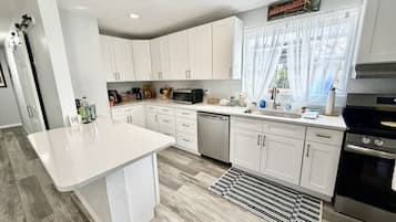 Een koelkast, een oven, een kookplaat, een vaatwasser