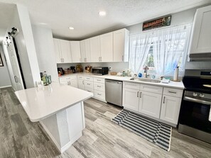 Jääkaappi, uuni, liesi, astianpesukone