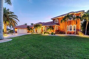 Una casa grande con un césped cuidado, un garaje y varias ventanas.