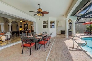 Outdoor dining - Villa Terracotta (Cape Coral)