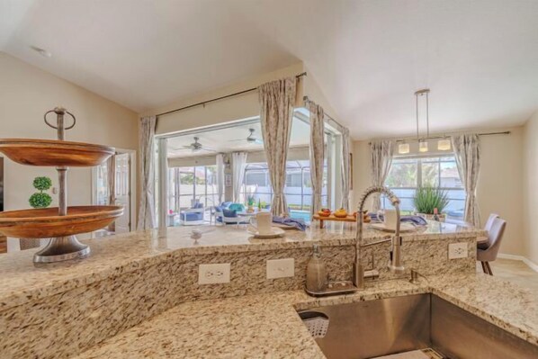 Room - Villa Viriana (Cape Coral)