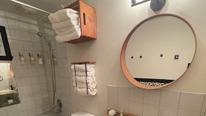 Bathroom - Cabin near hiking trails and a snowmobile trail (Sainte-Anne-des-Monts--Tourelle)
