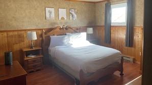 Room - Cabin near hiking trails and a snowmobile trail (Sainte-Anne-des-Monts--Tourelle)