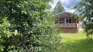 Exterior - Cabin near hiking trails and a snowmobile trail (Sainte-Anne-des-Monts--Tourelle)