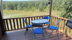 Outdoor dining - Cabin near hiking trails and a snowmobile trail (Sainte-Anne-des-Monts--Tourelle)