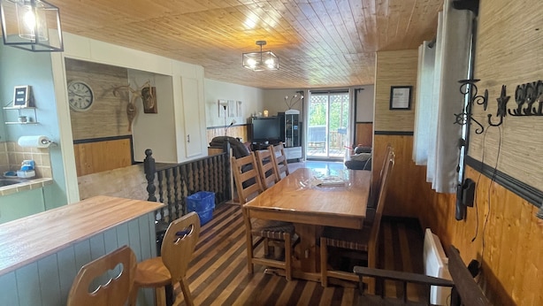 Dining - Cabin near hiking trails and a snowmobile trail (Sainte-Anne-des-Monts--Tourelle)