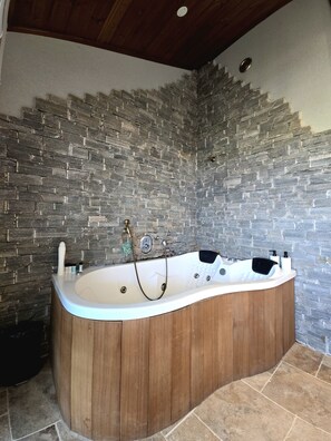 Bathroom - Beautiful 9-bedroom villa with AC in serene Gshur (Gshur)