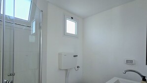 Shower, jetted tub, hair dryer, towels - Beautiful 9-bedroom villa with AC in serene Gshur (Gshur)