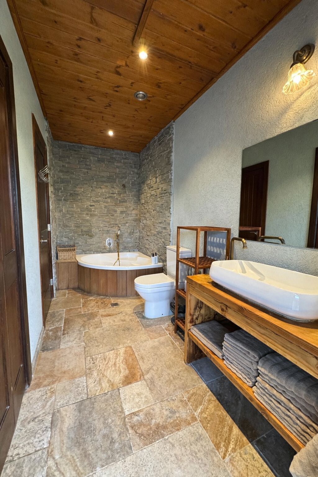 Shower, jetted tub, hair dryer, towels