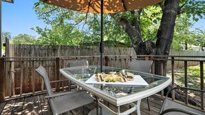 Outdoor dining - Kaleidoscope House (Abilene)