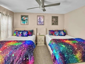 Tabla de planchar con plancha, cuna de viaje, wifi y ropa de cama