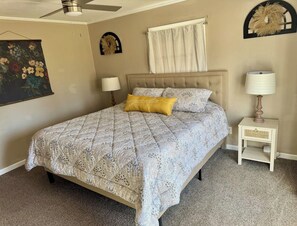 Een strijkplank/strijkijzer, reisbedje, wifi, beddengoed