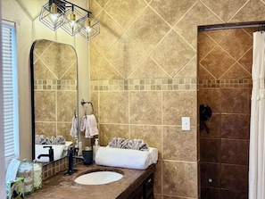 Regadera, secadora de cabello, toallas