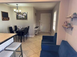 Een televisie en boeken