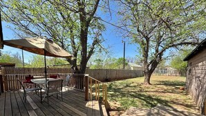 Outdoor dining - Kaleidoscope House (Abilene)