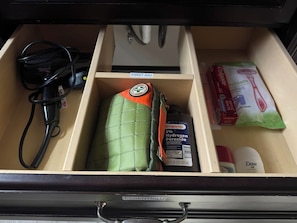 Regadera, secadora de cabello, toallas