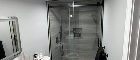 Douche, sĂšche-cheveux, serviettes fournies, savon