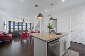 Interior - Luxury 3 Bedroom WaterfrontHome Near DAL (Rowlett)