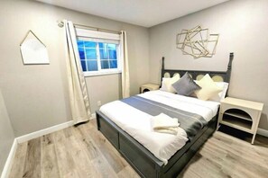 Room - Exotic Home Escondido by sdstay (Escondido)