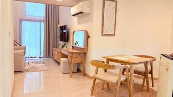 Duplex Studio | Coin séjour | Télévision à écran plat de 55 pouces avec chaßnes numériques, Netflix