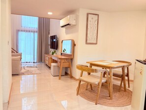 Duplex Studio | 起居區 | 55-吋平面電視、數位頻道、Netflix、串流服務