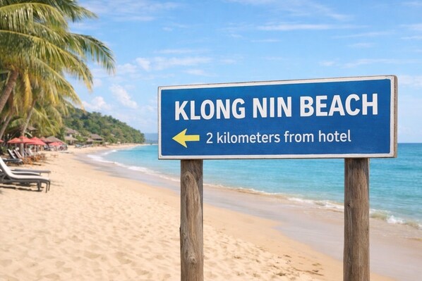 Un panneau indiquant « KLONG NIN BEACH » se trouve à 2 kilomètres de l’hôtel.
