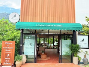 The entrance of Lanta Forest Resort with a welcoming sign, a covered entrance, and a view into the interior. - Lanta Forest Resort&Villas  (Ko Lanta)