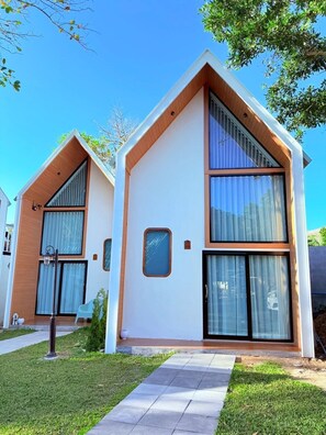 A modern two-story house with large windows and a clear sky. - Lanta Forest Resort&Villas  (Ko Lanta)
