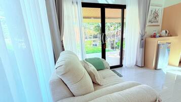 Villa With Garden View | Zona de estar | Una televisión de pantalla plana, Netflix, servicios de streaming