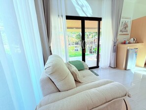 Villa With Garden View | 起居區 | 55-吋平面電視、數位頻道、Netflix、串流服務