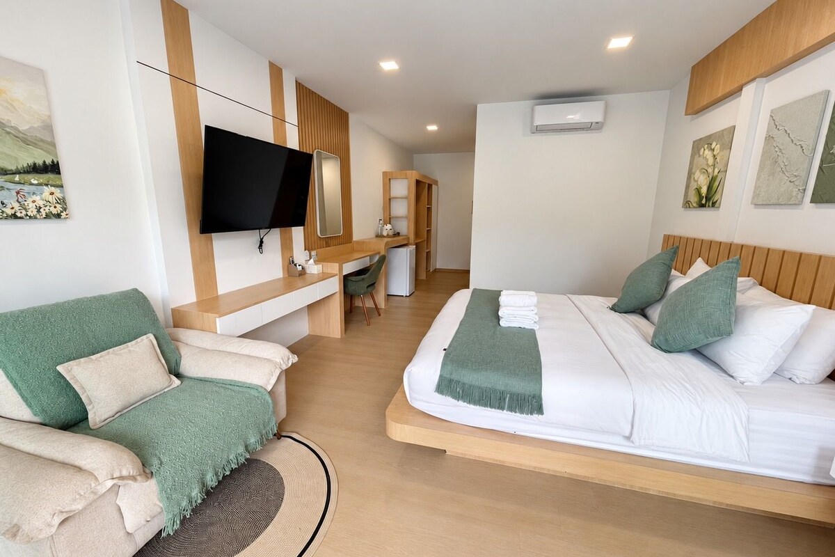 Deluxe Double Room with Mountain View | Minibar (inkludert), safe på rommet og blendingsgardiner