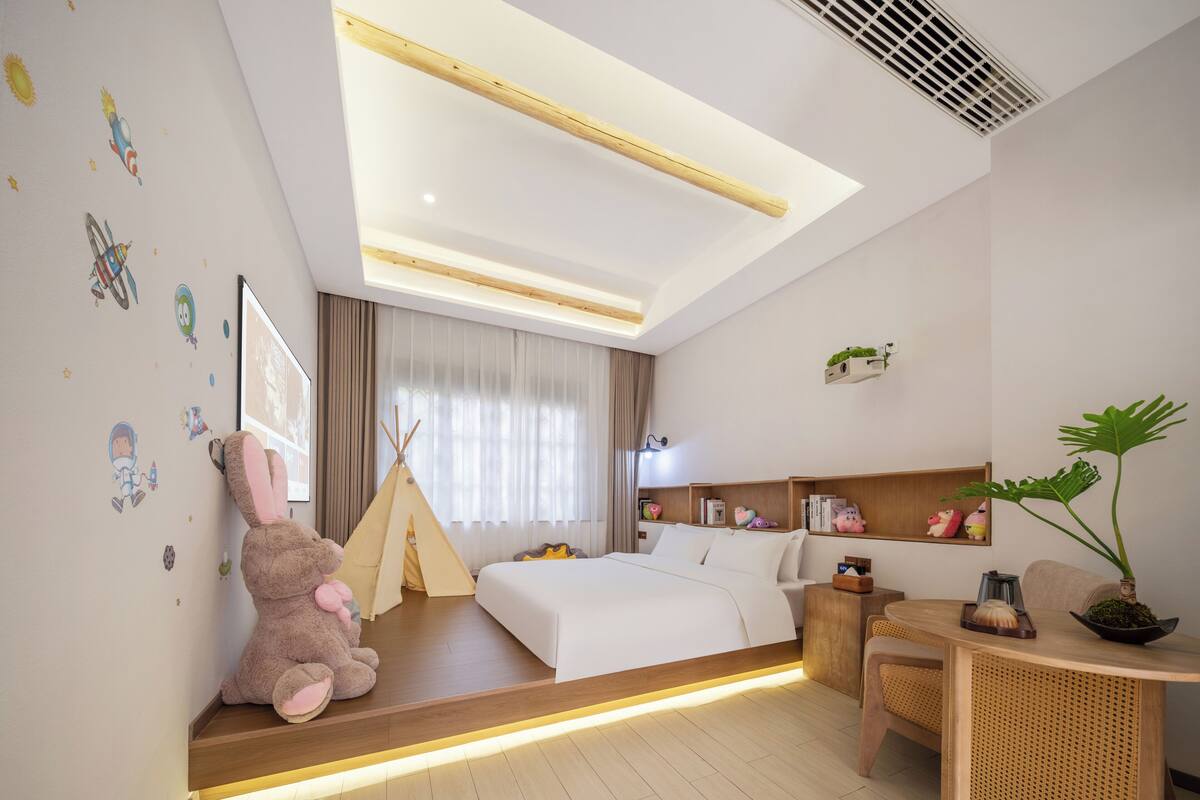 Dobbeltrom – familie, bakgårdsutsikt | Sengetøy av topp kvalitet, dundyner og individuelt dekorert