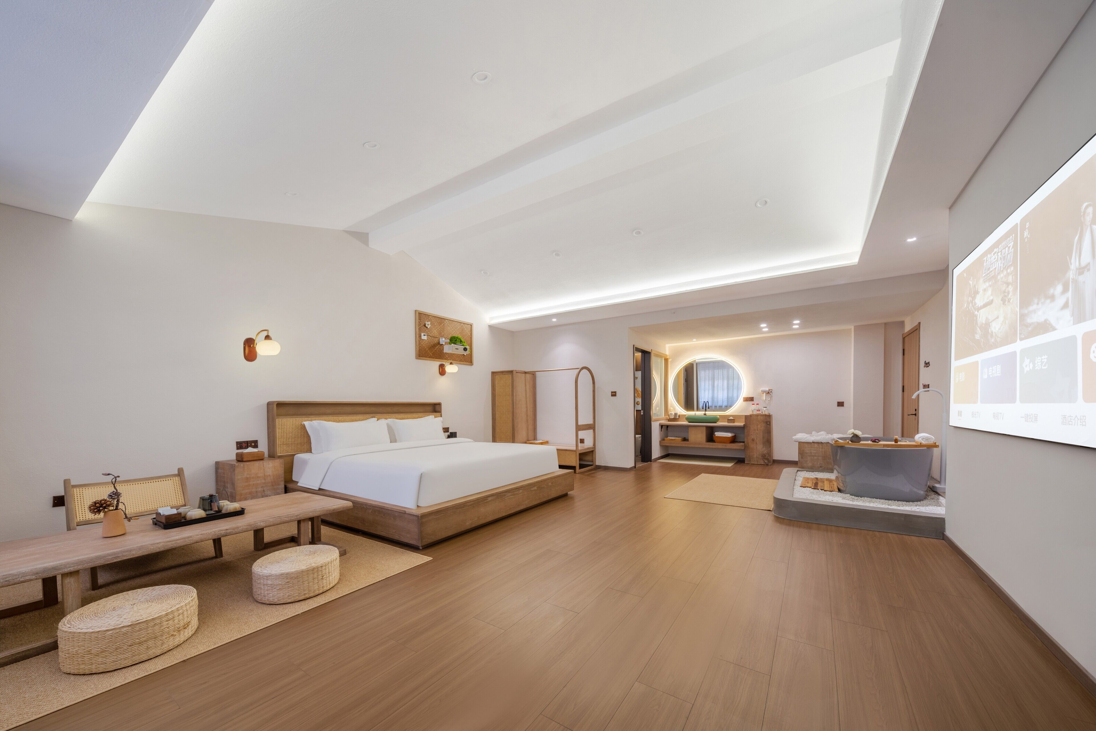 Habitación romántica doble, vistas al patio | Ropa de cama de alta calidad, edredones de plumas, decoración individual