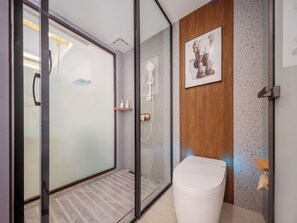Dobbeltrom – basic, bakgårdsutsikt | Bad | Kombinert dusj/badekar, regndusjhode og designertoalettartikler