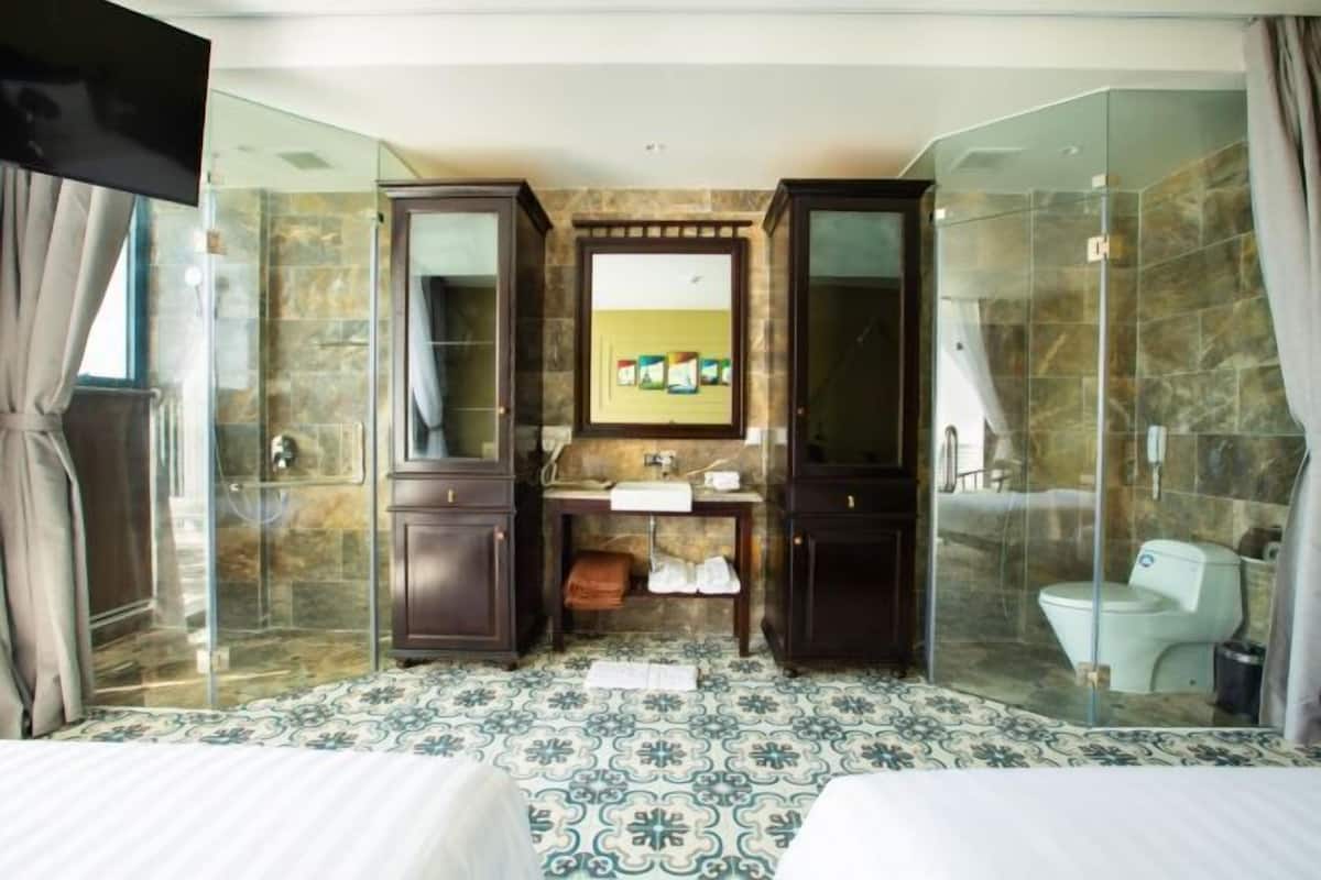 Ein Hotelbad mit Dusche, Toilette und Waschbecken.
