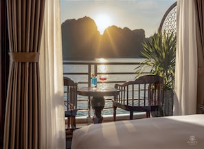 Free WiFi - AIME'E CRUISES - HALONG BAY (Ha Long)