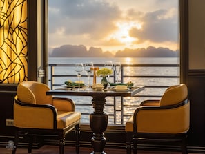 Dining - AIME'E CRUISES - HALONG BAY (Ha Long)