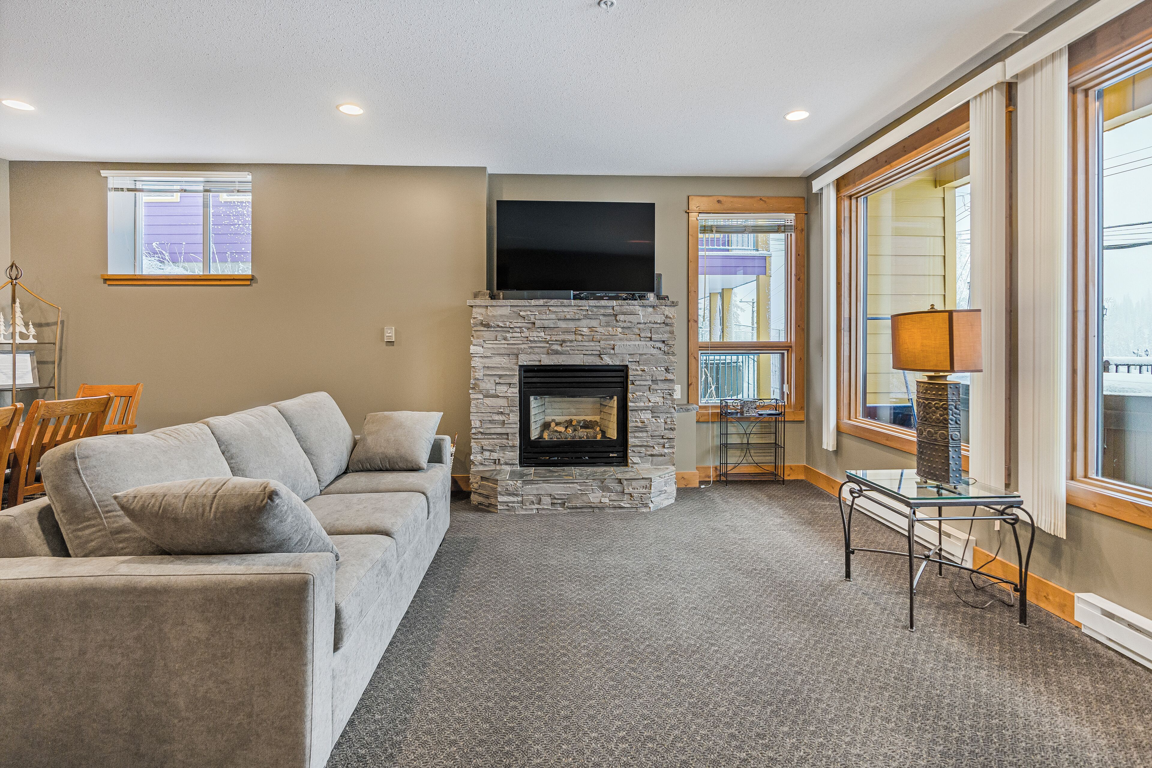 Smart TV, fireplace