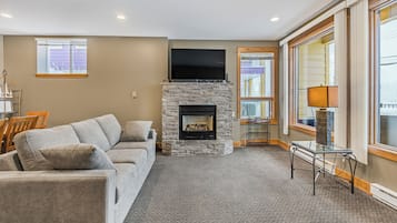 Smart TV, fireplace