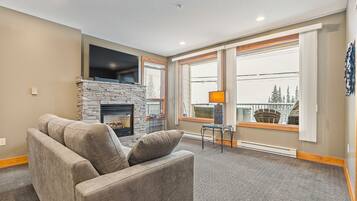 Smart TV, fireplace