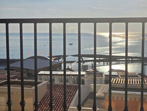 Schreibtisch, laptopgeeigneter Arbeitsplatz, kostenloses WLAN