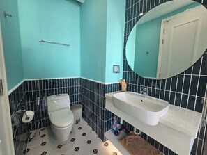 Superior-Apartment, Balkon, Strandblick | Badezimmer