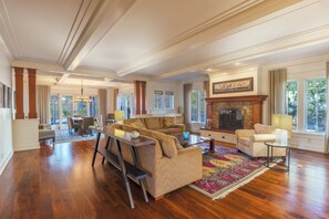 Smart TV, table football, ping pong, books - Blue Bayou! Lux home with a beautiful stay in Douglas Michigan! (Douglas)