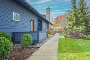 Exterior detail - Blue Bayou! Lux home with a beautiful stay in Douglas Michigan! (Douglas)