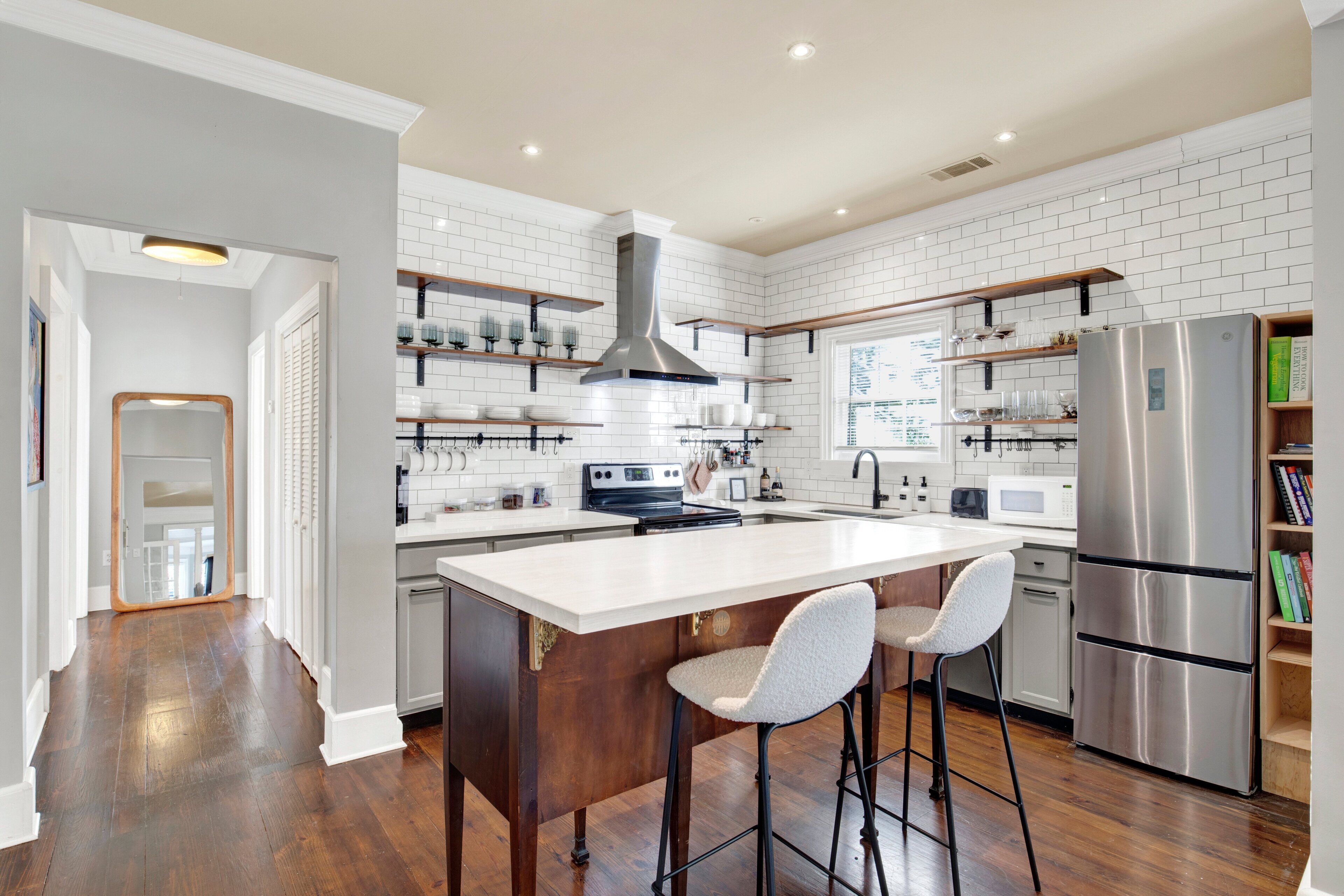 Frigorifero, microonde, forno, piano cottura