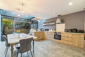 Fridge, microwave, oven, stovetop - Modern | Spacious | Luxury 4 Bed in Camden Town (Greater London)